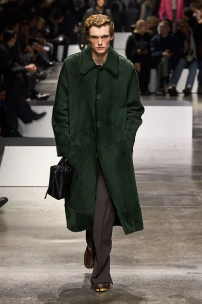 Look 25